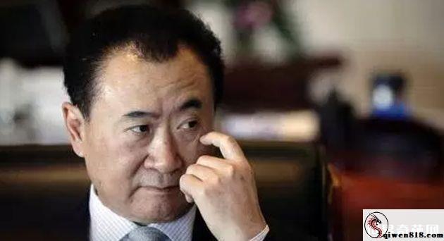 稀有水上乐园更衣室用手机拍摄的短视频泄密 装比的白色的流体神小妹 全程自然不像演的
